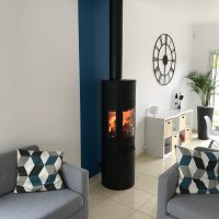 Installation d’un poêle dans un salon moderne à Castanet